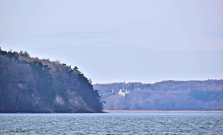 Großer Jasmunder Bodden mit Schloss Ralswiek
