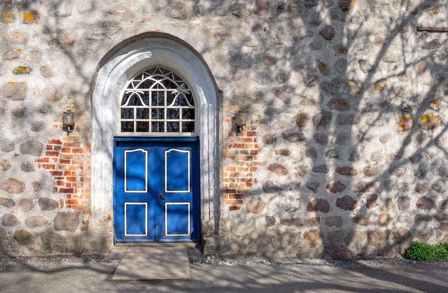 File:Dorfkirche Sanitz (main door), 2025-04-20.jpg