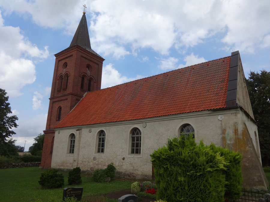 File:Kirche Alt Kosenow Südansicht.jpg