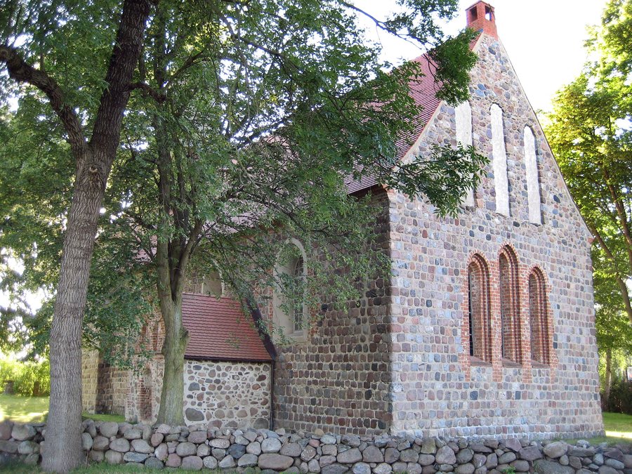 File:Zerrenthin-Kirche-(Südosten)-IMG 1212.JPG