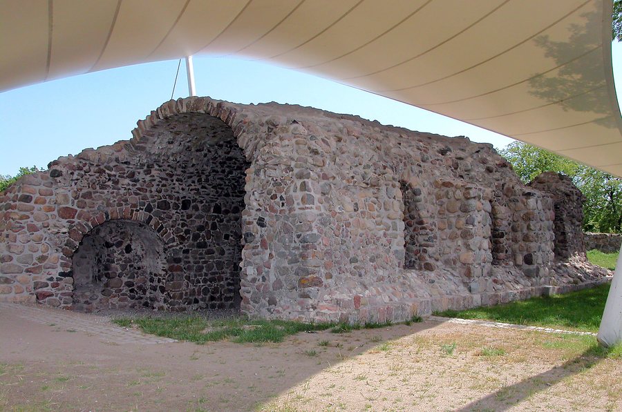 File:20040622650DR Stolpe an der Peene Klosterruine.jpg