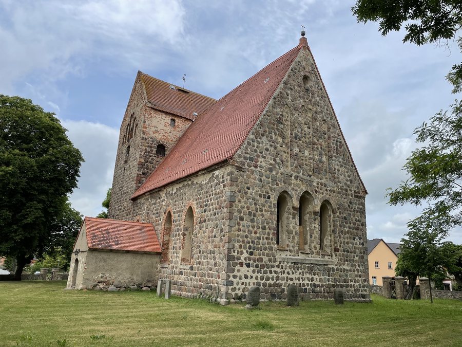 File:Kirche Fahrenwalde Südostansicht.jpg