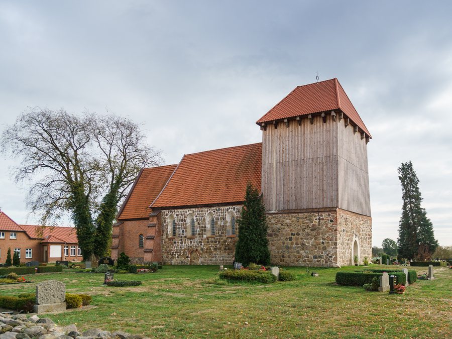 File:Zahrensdorf Feldsteinkirche.jpg