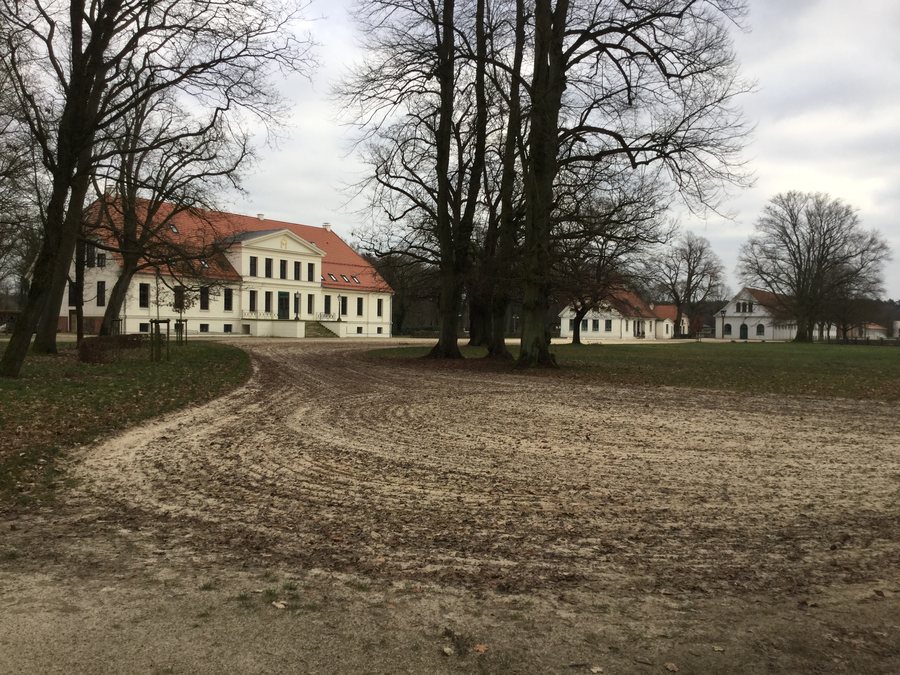 File:Redefin, Gestütsverwaltung.jpg
