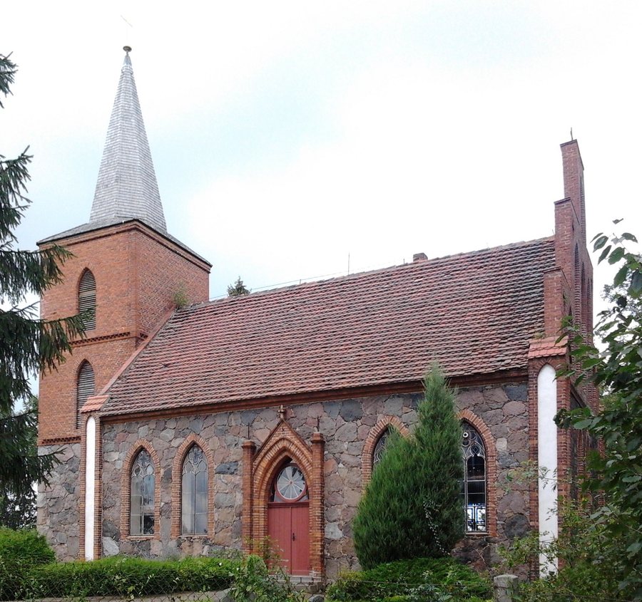 File:Bentzin Kirche Südseite 01.jpg