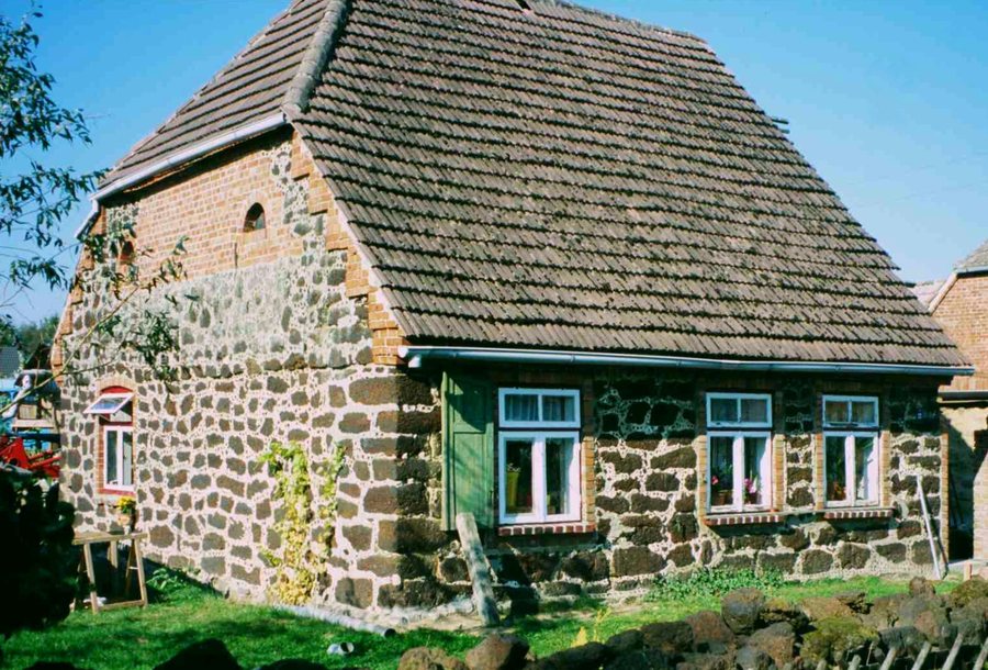 Haus aus Raseneisenstein erbaut, Bresegard bei Eldena