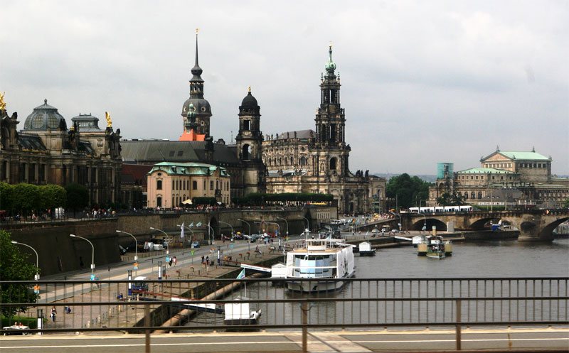Dresdner Elbufer mit Fahrgastschiffen