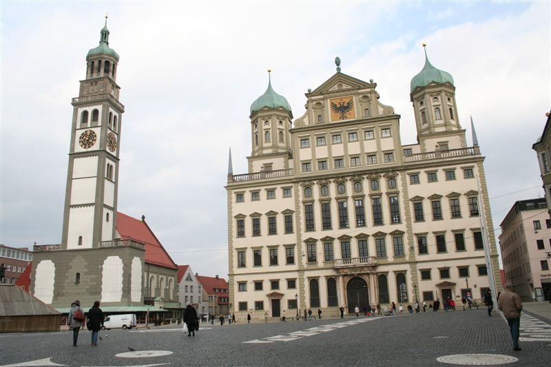 Rathaus und St.-Anna-Kirche in Augsburg