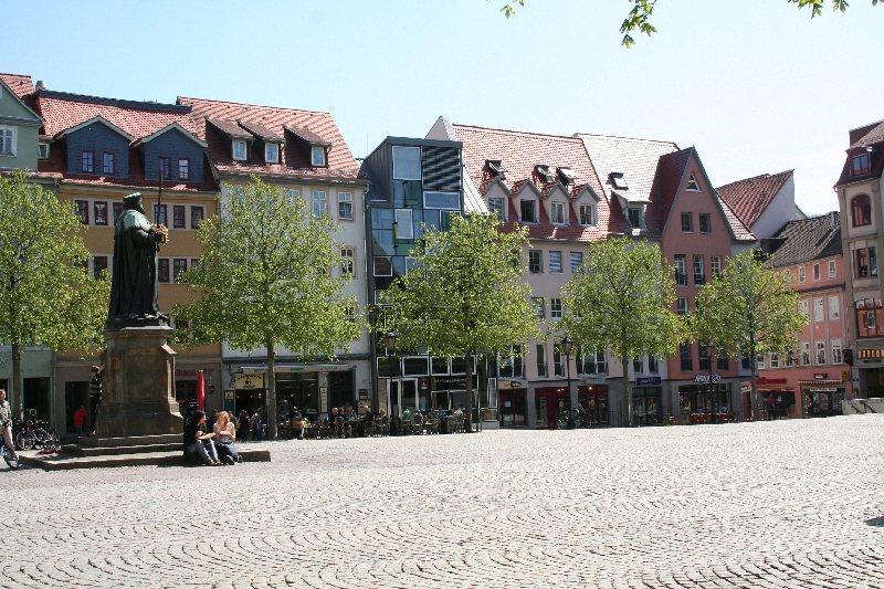 Marktplatz von Jena mit Hanfried-Denkmal und historischen Fassaden.