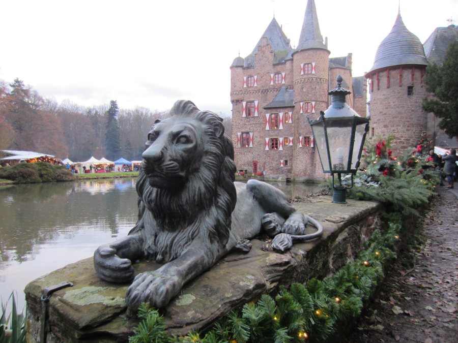 Burg Satzvey und steinerner Löwe