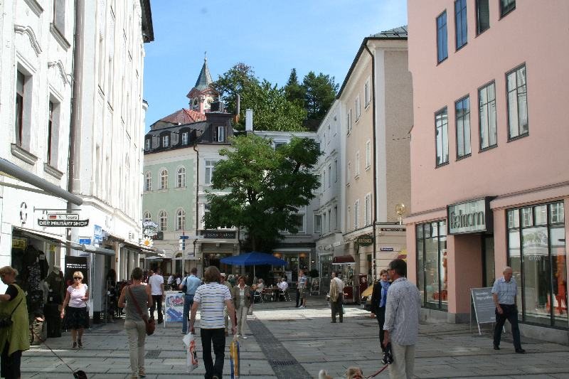 Passauer Altstadt mit Fußgängern in einer Geschäftsstraße und historischen Gebäuden.