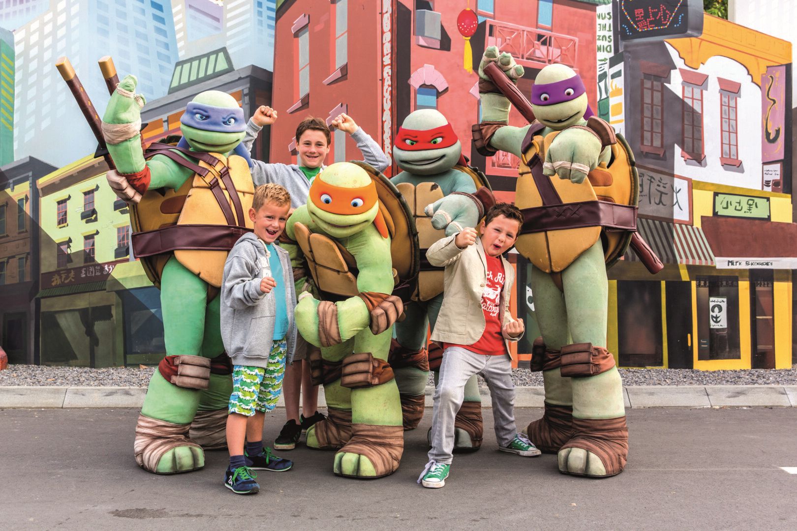 Teenage Mutant Heroe Turtles mit Kids im Movie Park