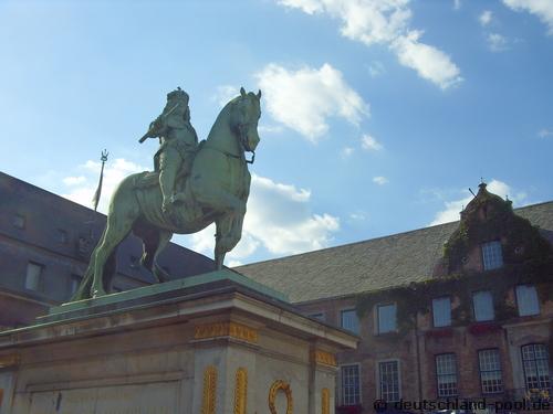 Jan Wellem vor dem Rathaus von Düsseldorf