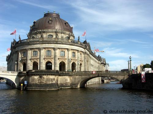 Bode-Museum von der Spree aus