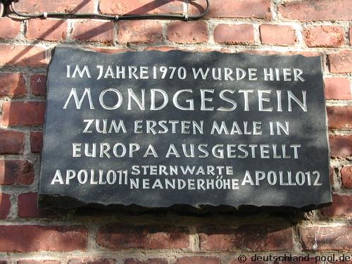 Gedenktafel zur Ausstellung des Mondgestein in Europa